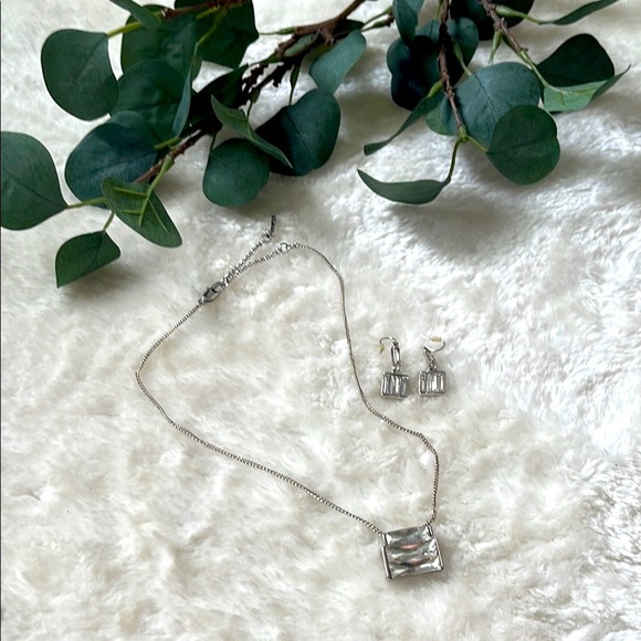 Kenneth Cole Silver Geometric Necklace & Earrings - Picture 1 of 7